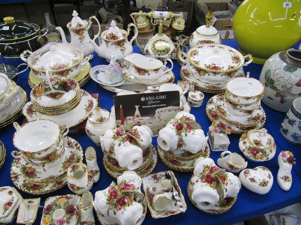 Appraisal: A large quantity of Royal Albert Old Country Roses dinner