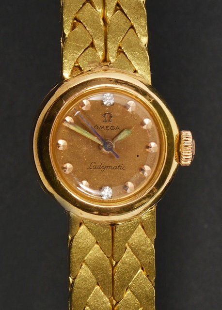 Appraisal: AN CT GOLD OMEGA LADYMATIC WRIST WATCH with stylised strap