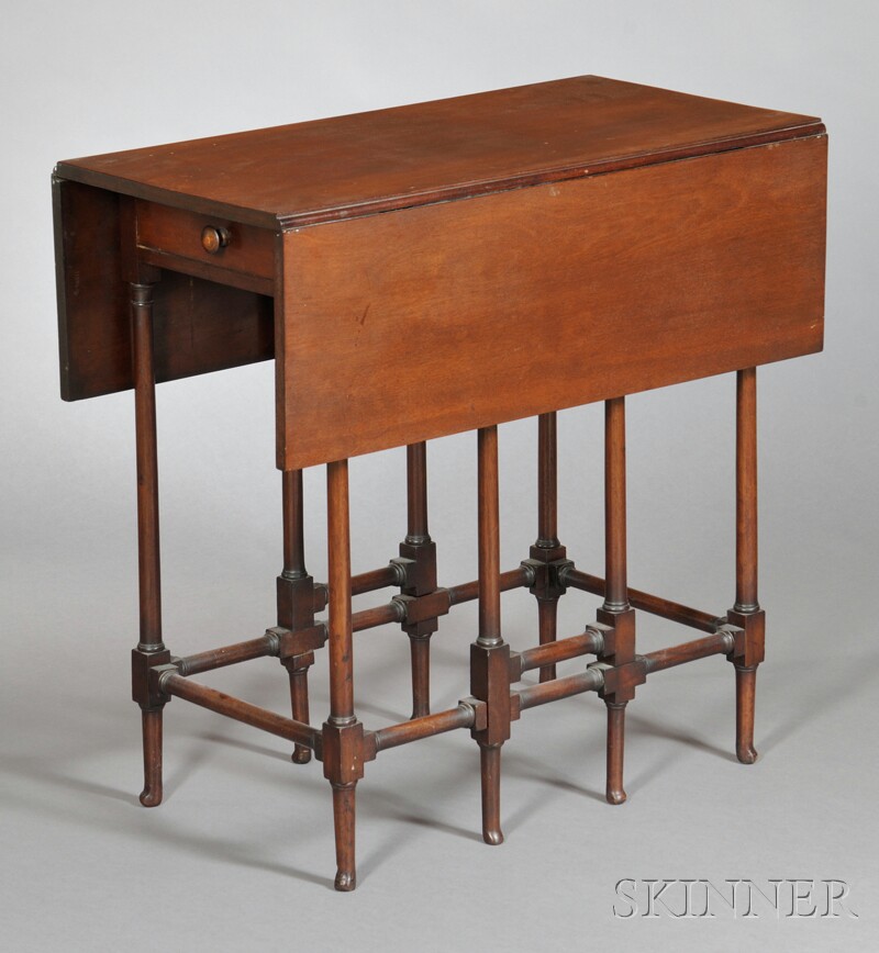 Appraisal: English Mahogany Gate-leg Table th century mahogany top with thin