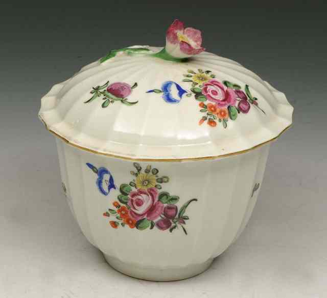 Appraisal: AN TH CENTURY WORCESTER PORCELAIN SUCRIER AND COVER with fluted