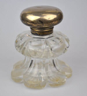 Appraisal: A Victorian heavy cut glass inkwell with hinged silver bun