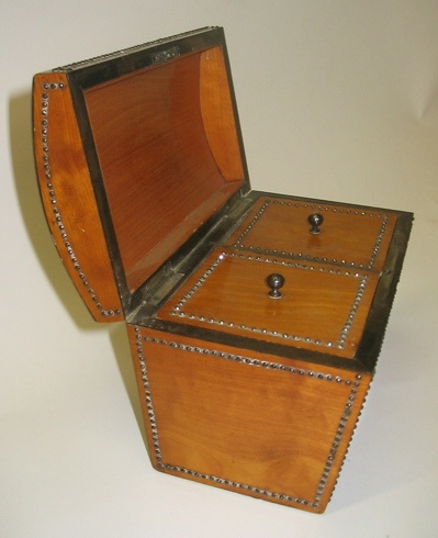 Appraisal: AN EDWARDIAN SATIN WOOD TEA CADDY The slight rounded top