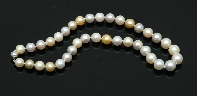 Appraisal: A SOUTH SEA PEARL NECKLACE Comprising thirty seven graduated South