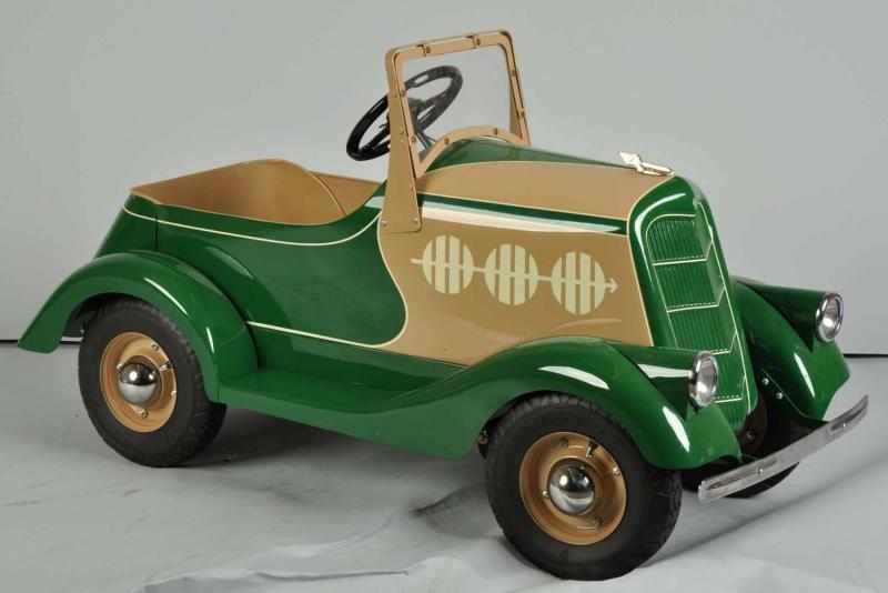 Appraisal: Pressed Steel Steelcraft Pierce Arrow Pedal Car Description s Pneumatic