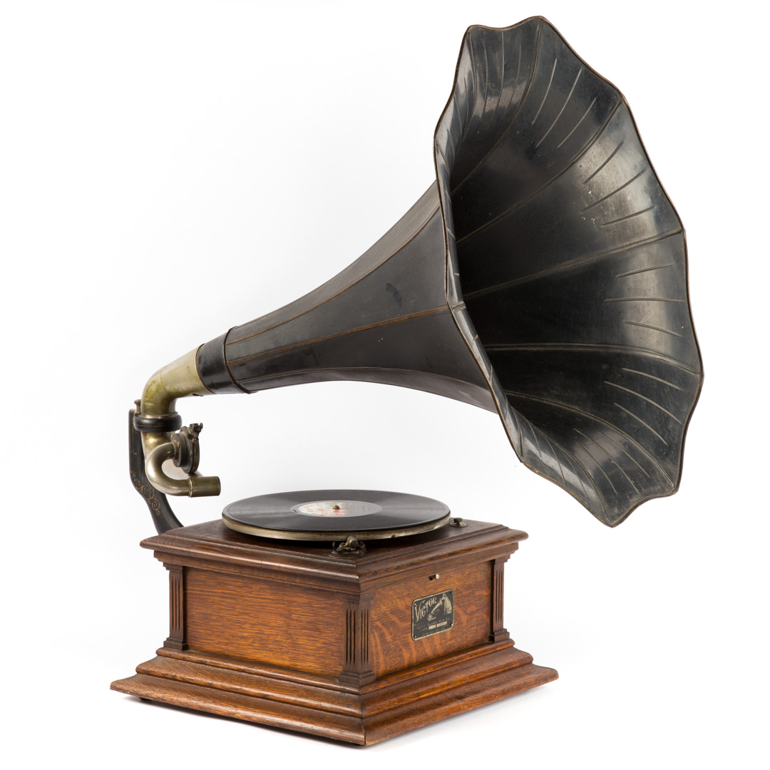 Appraisal: Victor Model III phonograph circa oak case with reeded quarter