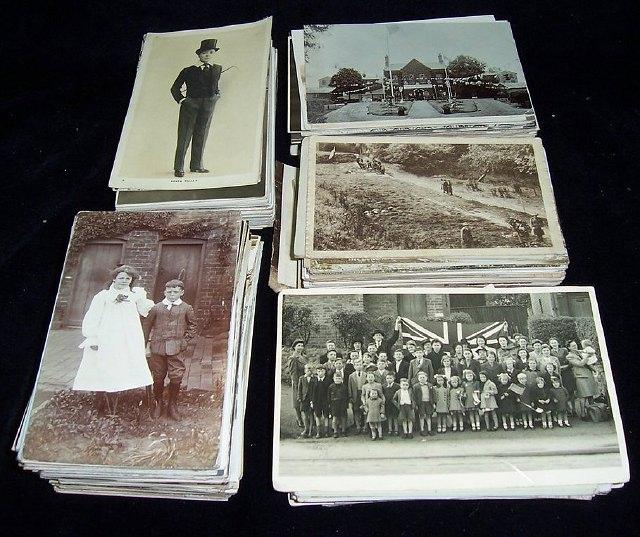 Appraisal: A quantity of loose postcards family groups and individual portraits