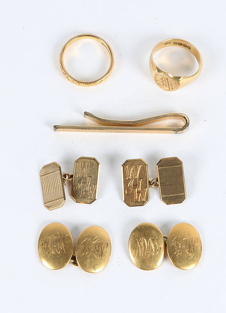 Appraisal: A PAIR OF CT GOLD GENT'S CUFFLINKS together with a