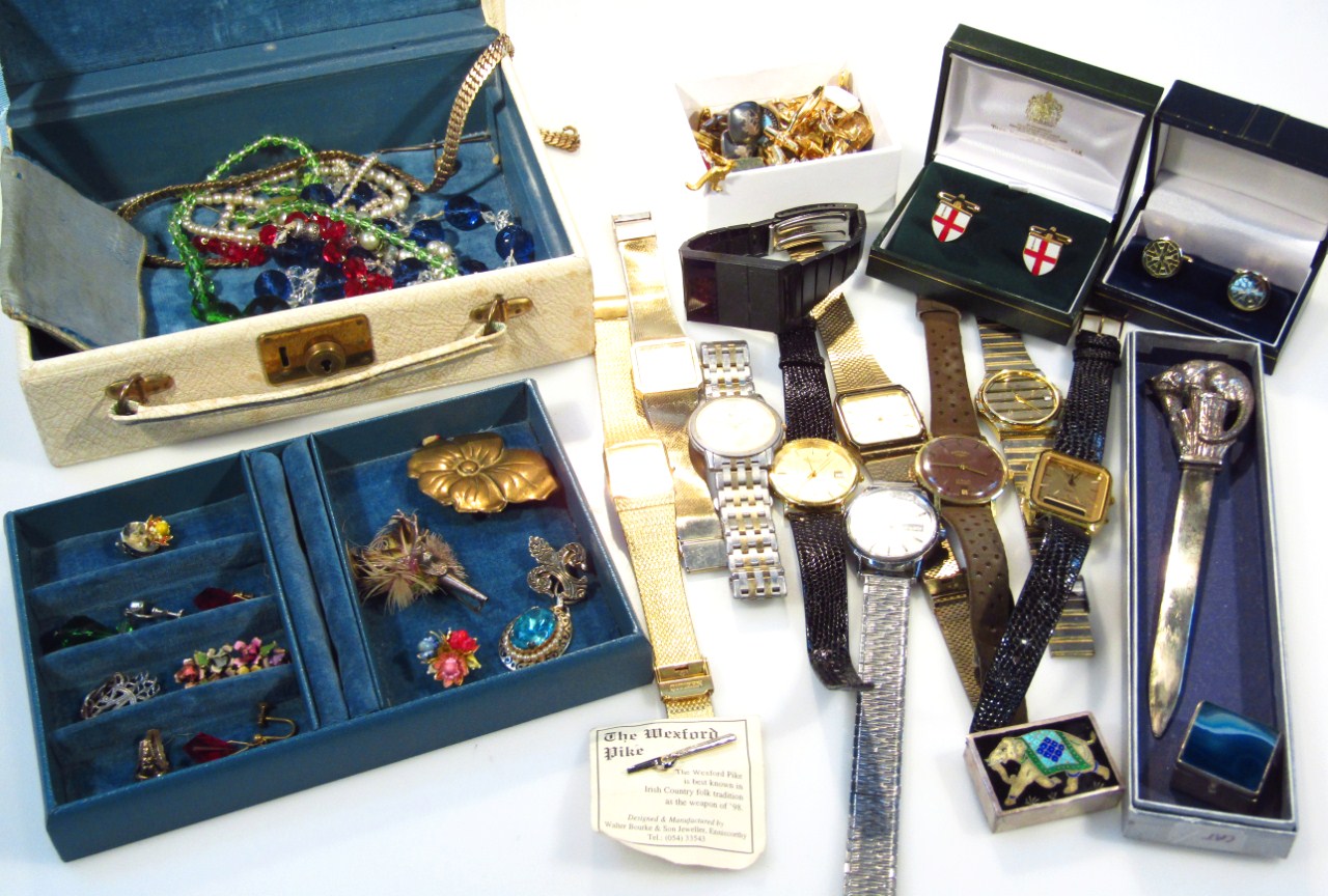 Appraisal: Various costume and other jewellery cufflinks floral and other brooches