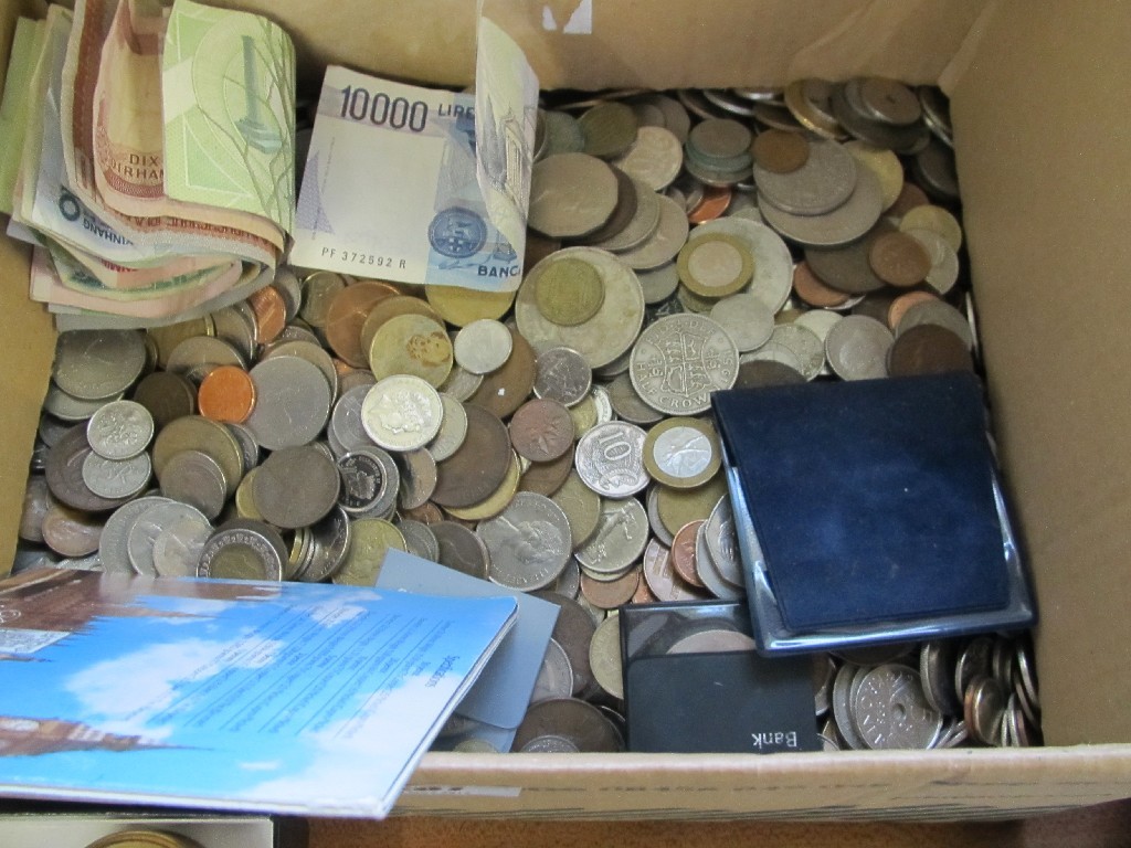 Appraisal: A box of assorted coins and banknotes