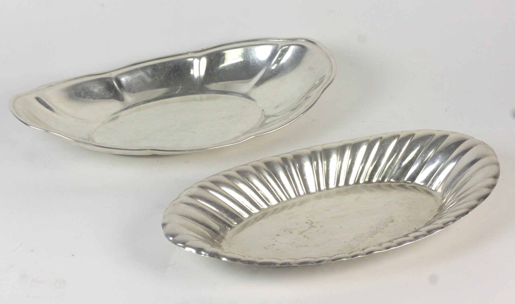 Appraisal: An American silver dish Reed Barton of oval shape with