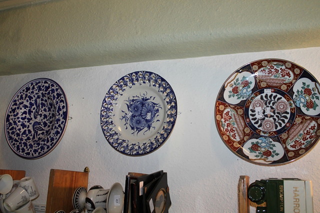 Appraisal: A CONTEMPORARY IMARI PATTERN CHARGER and two Italian pottery plates