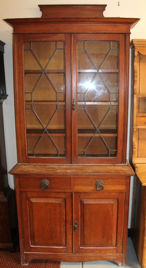 Appraisal: A late thC oak bookcase the overhanging cornice raised above