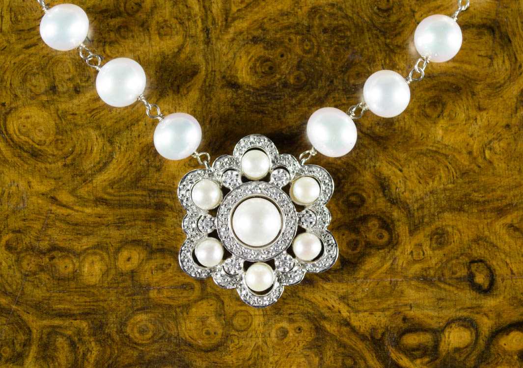 Appraisal: PEARL DIAMOND AND FOURTEEN KARAT GOLD NECKLACE The k white