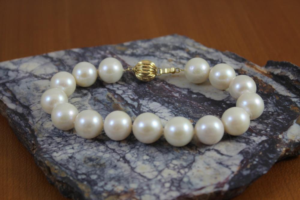 Appraisal: PEARL AND FOURTEEN KARAT GOLD BRACELET hand-knotted strand of well