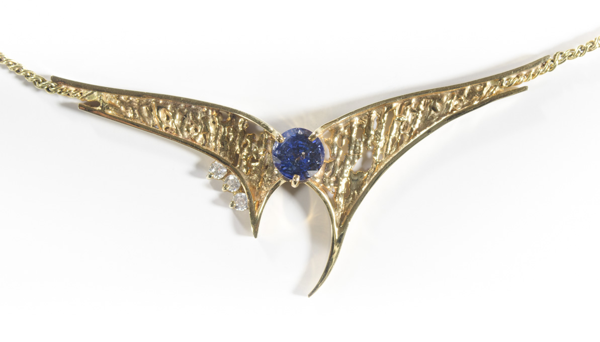 Appraisal: SAPPHIRE AND FOURTEEN KARAT GOLD NECKLACE Secured between two lengths