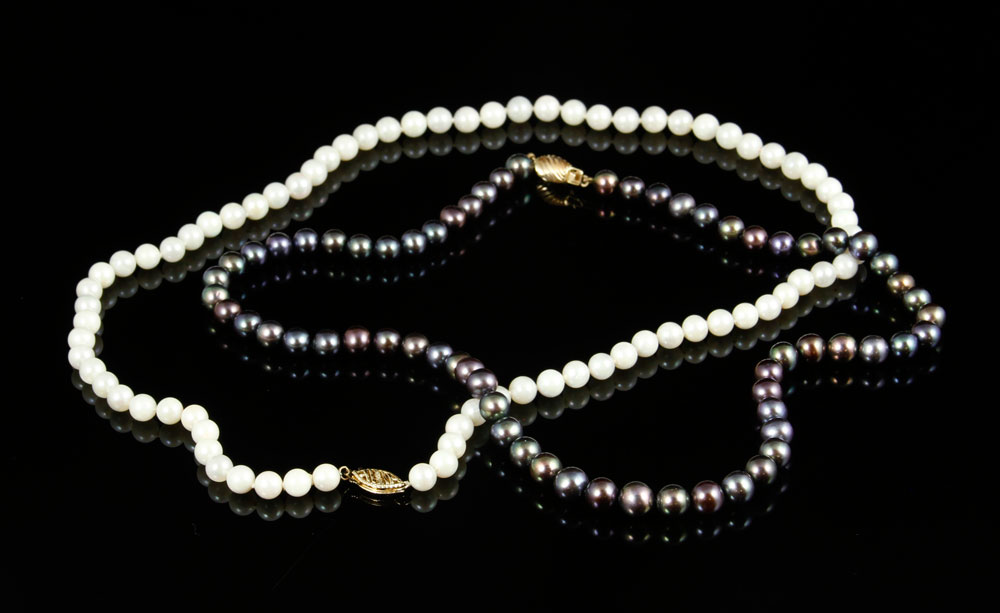 Appraisal: - Two Pearl Necklaces Lot of two pearl necklaces to