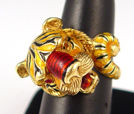 Appraisal: K ENAMELED TIGER FIGURAL RING K yellow gold ring depicts