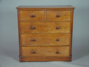 Appraisal: A Victorian mahogany chest of drawers the thumb moulded top