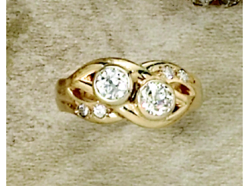 Appraisal: DIAMOND RING Yellow gold ring with bezel set old European