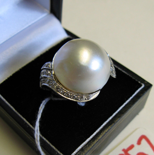 Appraisal: MABE' PEARL DIAMOND AND FOURTEEN KARAT WHITE GOLD RING centering