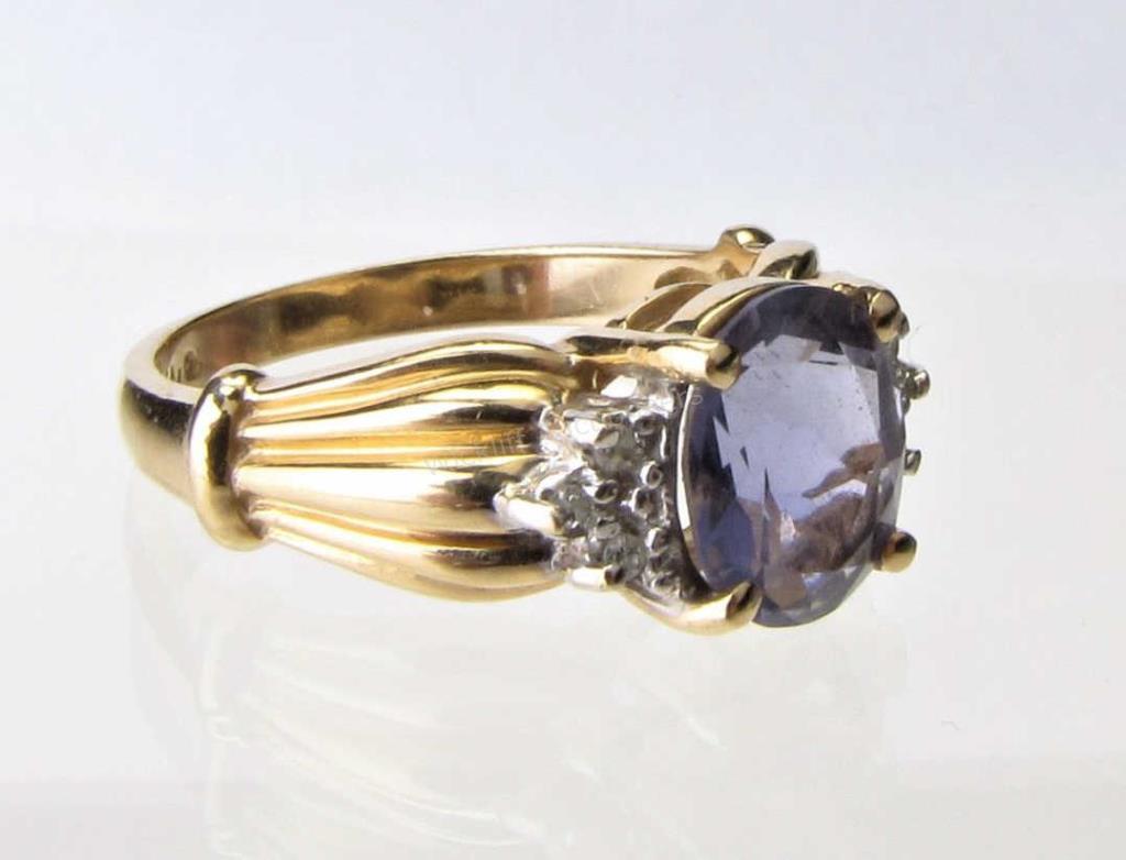 Appraisal: A K yellow gold ring with a center tanzanite measuring