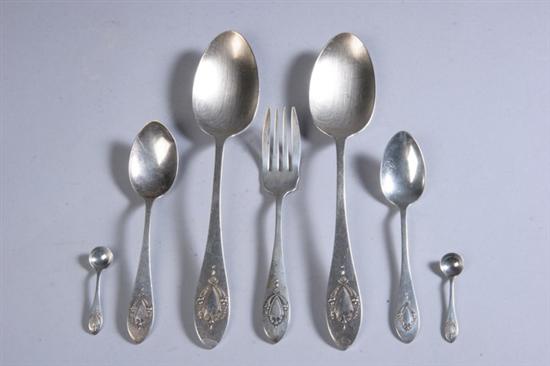 Appraisal: PIECES LUNT STERLING SILVER FLATWARE Mount Vernon pattern Five serving