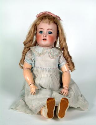 Appraisal: A Kammer Rheinhardt Mein Liebling bisque head girl doll with