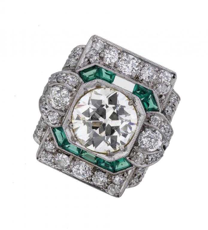 Appraisal: A DIAMOND AND EMERALD RING the stepped rectangular cluster centred