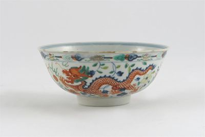 Appraisal: A Chinese wucai dragon and phoenix bowl painted with two