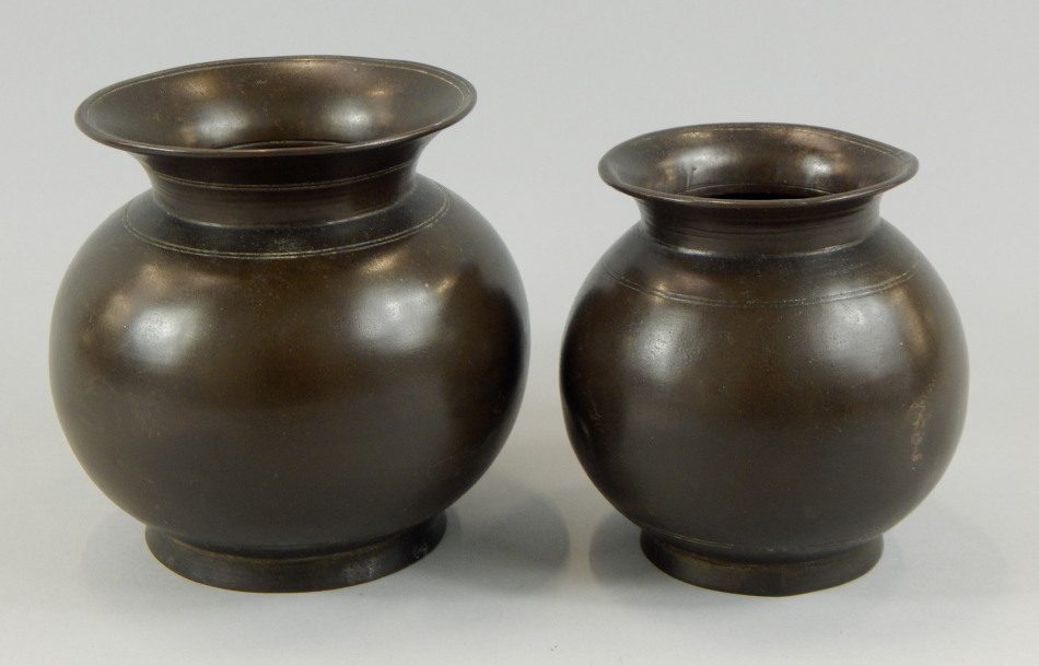 Appraisal: Two graduated thC Chinese bronze globular vessels each with a