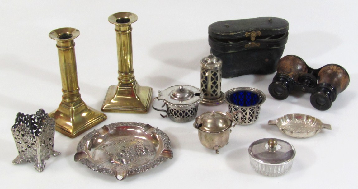 Appraisal: Various metalware etc to include a Dutch quaich of shaped