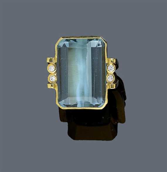 Appraisal: AQUAMARINE DIAMOND AND GOLD RING Yellow gold Decorative ring the