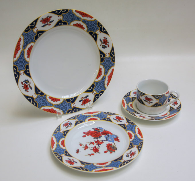 Appraisal: SPODE SHIMA CHINA SET nineteen pieces comprised of dinner plates