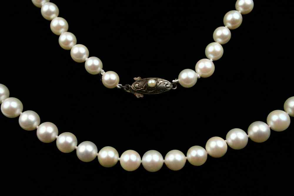 Appraisal: NECKLACE - Cultured pearl necklace composed of fifty-five pearls graduating