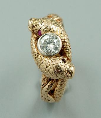 Appraisal: Man s diamond snake ring round brilliant cut diamond estimated