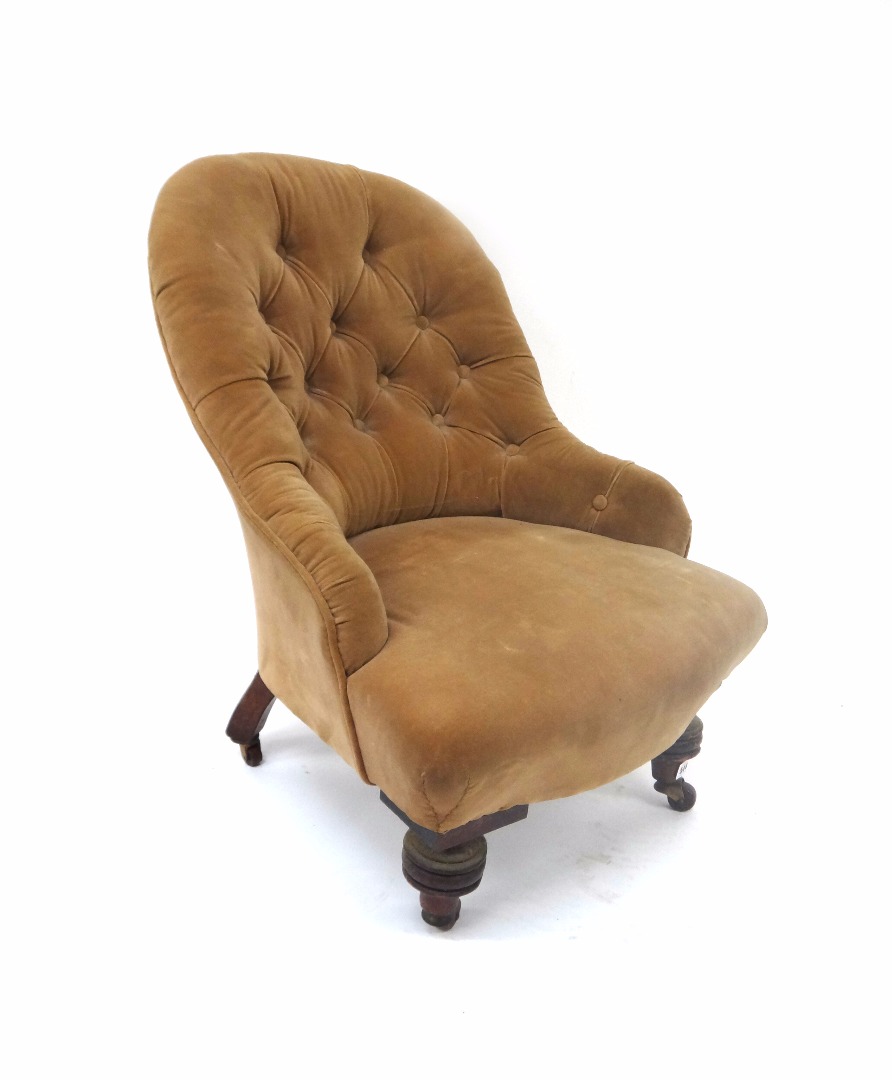 Appraisal: A Victorian button down upholstered nursing chair on turned legs