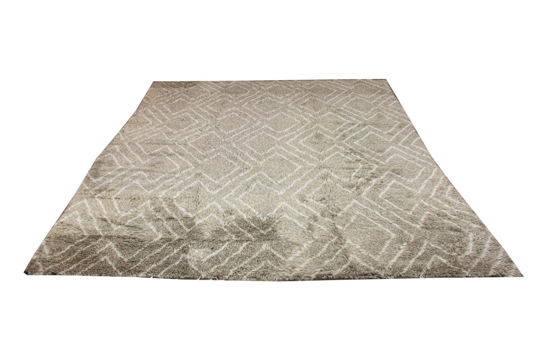 Appraisal: CONTEMPORARY CARPET Contemporary Carpet Wool shag ' x ' Time