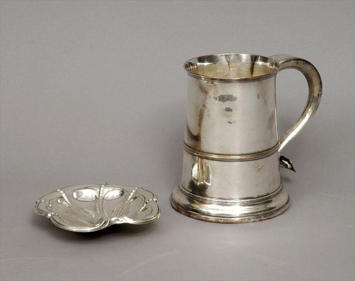 Appraisal: Georgian-Style Silverplate Mahogany-Bottom Tankard Together with a silverplate shell-form dish