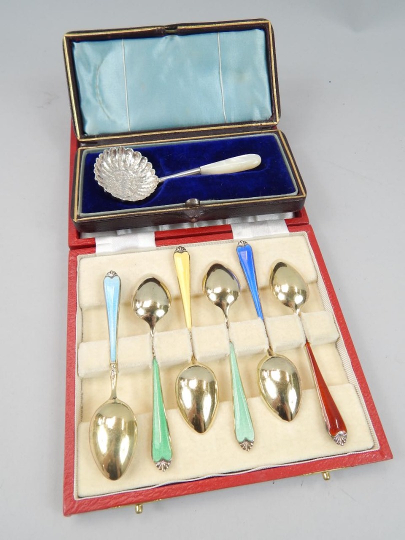 Appraisal: A Victorian silver caddy spoon with mother of pearl handle