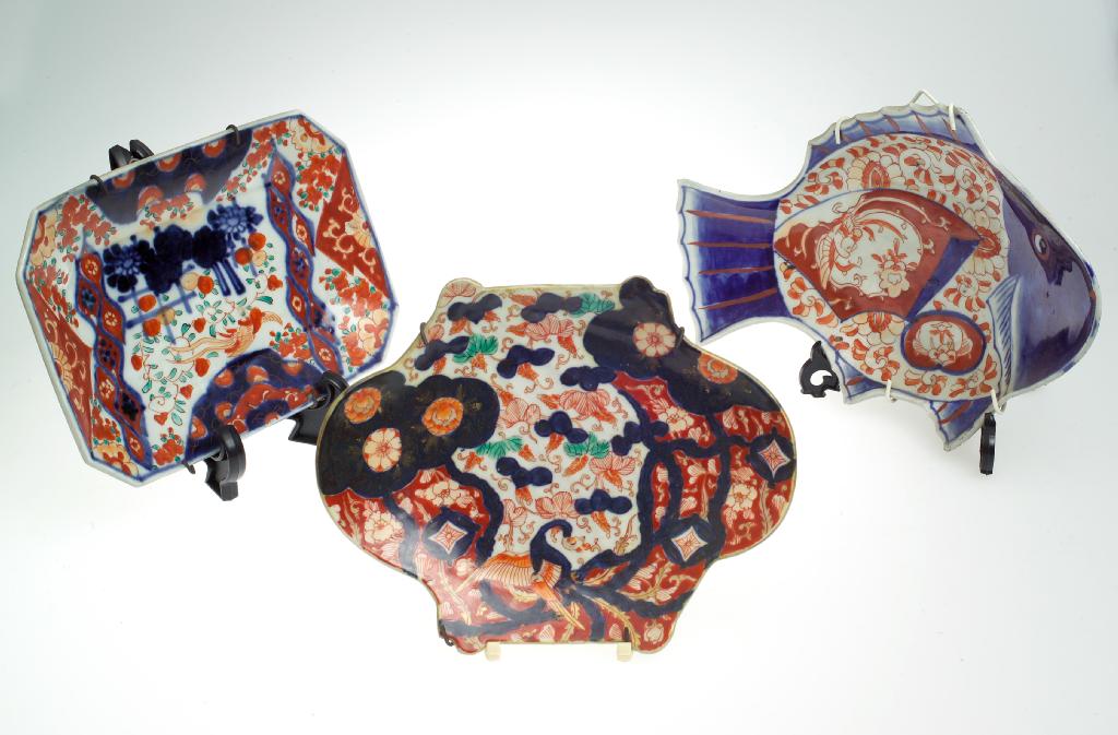 Appraisal: UNUSUAL IMARI SERVING DISH MODELLED AS A FISH late th