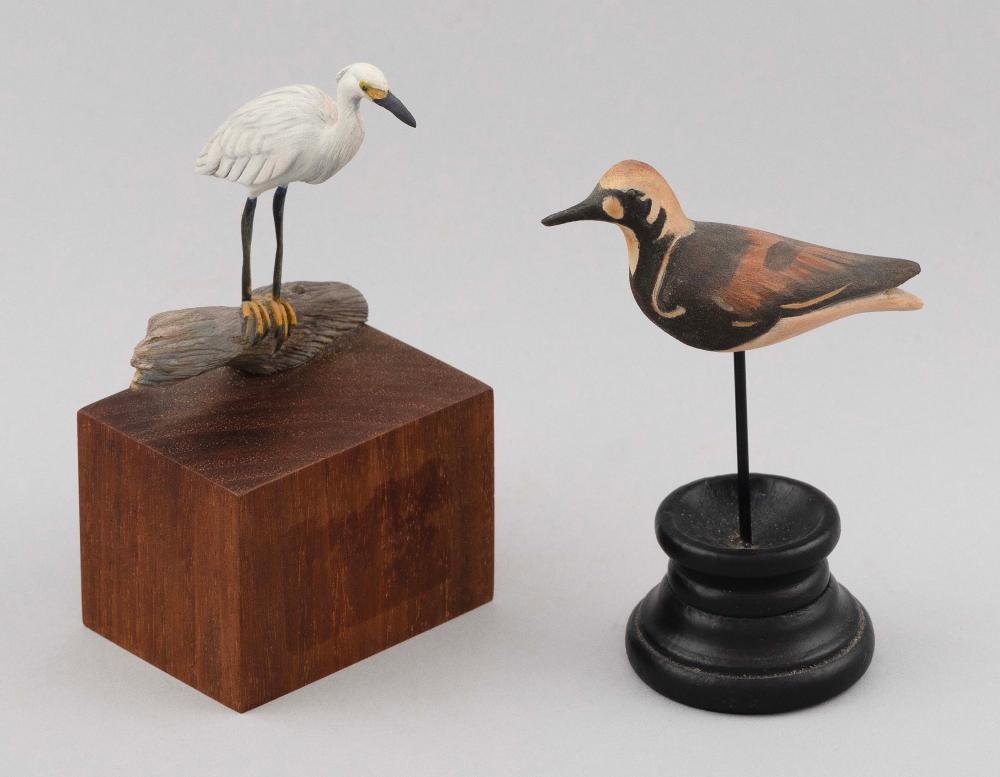 Appraisal: TWO ERIC KAISER MINIATURE BIRD CARVINGS Massachusetts Contemporary A snowy