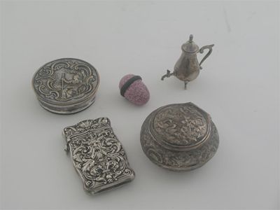 Appraisal: A mixed lot An American vesta case with embossed decoration