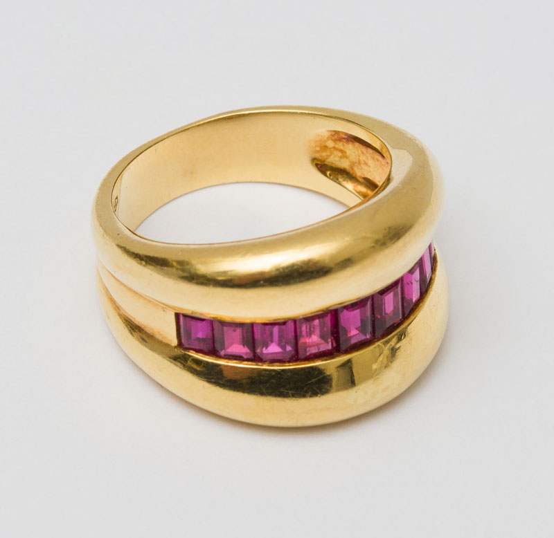 Appraisal: FRED K GOLD AND RUBY RING Centering a line of