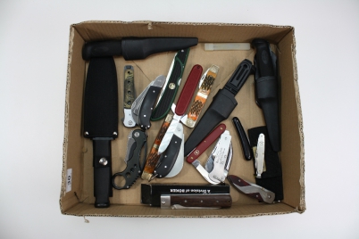 Appraisal: A collection of hunting and pocket knives to include Victorinox