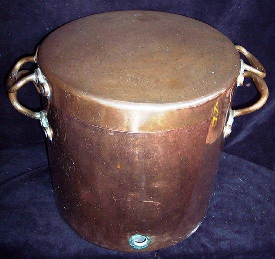 Appraisal: A large copper tea urn and cover of drum shape