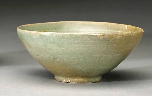 Appraisal: A Korean celadon glazed stoneware bowl with sanggam inlay Goryeo