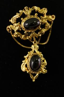 Appraisal: A Victorian style ct gold and garnet pendant brooch the