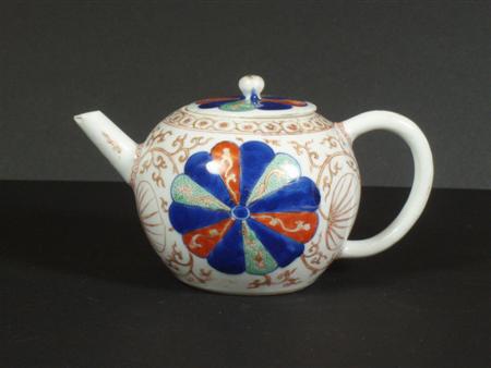 Appraisal: An th century Chinese Imari porcelain teapot and cover decorated