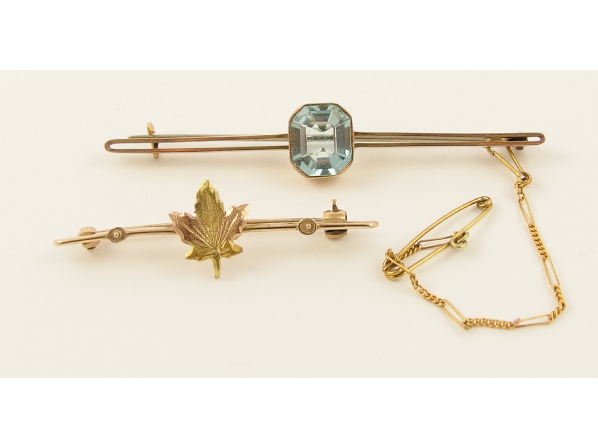 Appraisal: A ct blue gemstone set bar brooch together with a