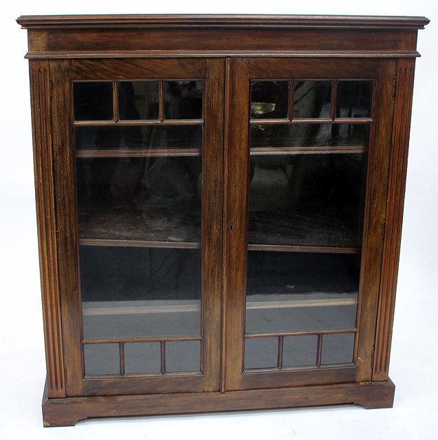 Appraisal: AN EDWARDIAN MAHOGANY GLAZED BOOKCASE with three adjustable shelves and